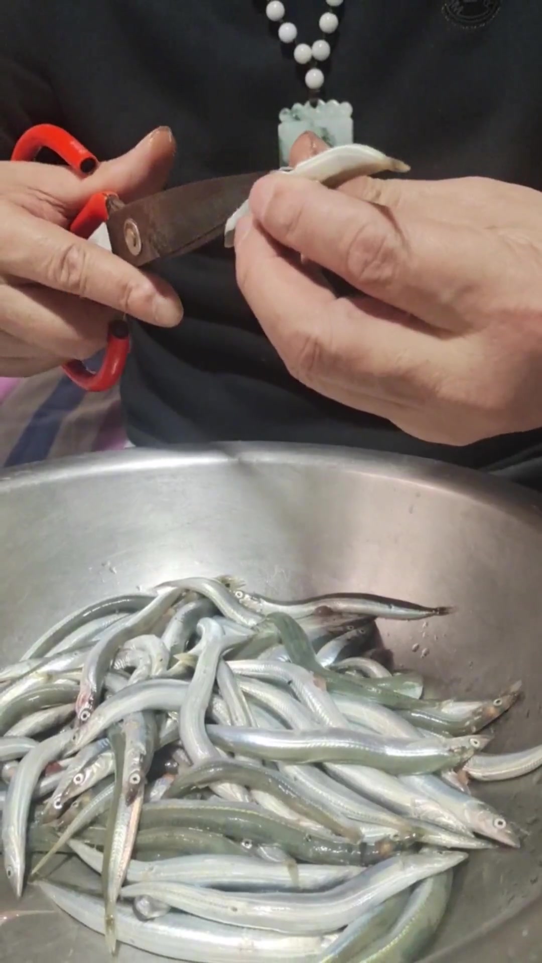 制做面条鱼煎鸡蛋饼全过程