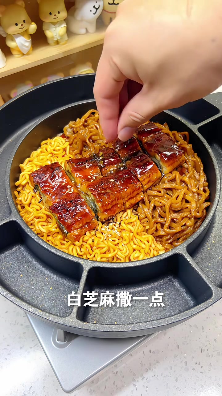 中国男人沉浸式给女友做鳗鱼火鸡面拼盘