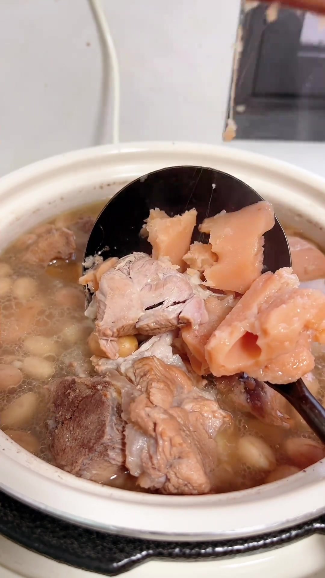 今天又炖了一大锅莲藕腿骨汤,真的很好喝!