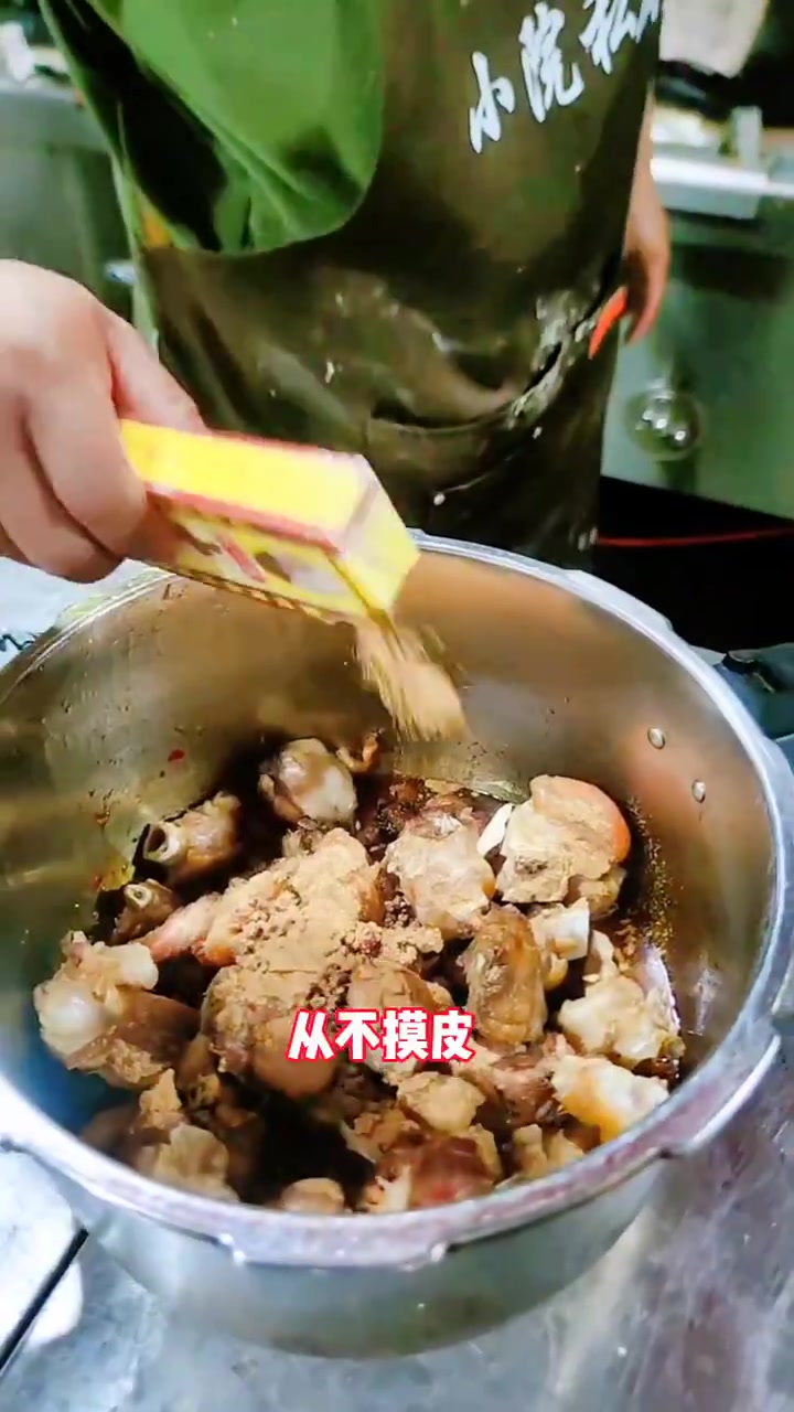 朋友们:闲假时光不妨来《小院私厨》尝尝正宗的江湖菜,农家菜。