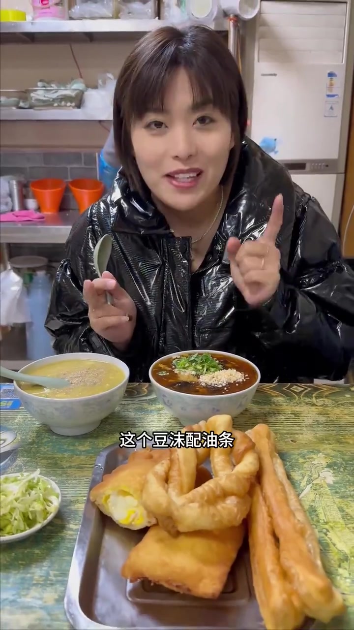 今天找了一家蒸碗豆腐脑,卤汤特别丰富!