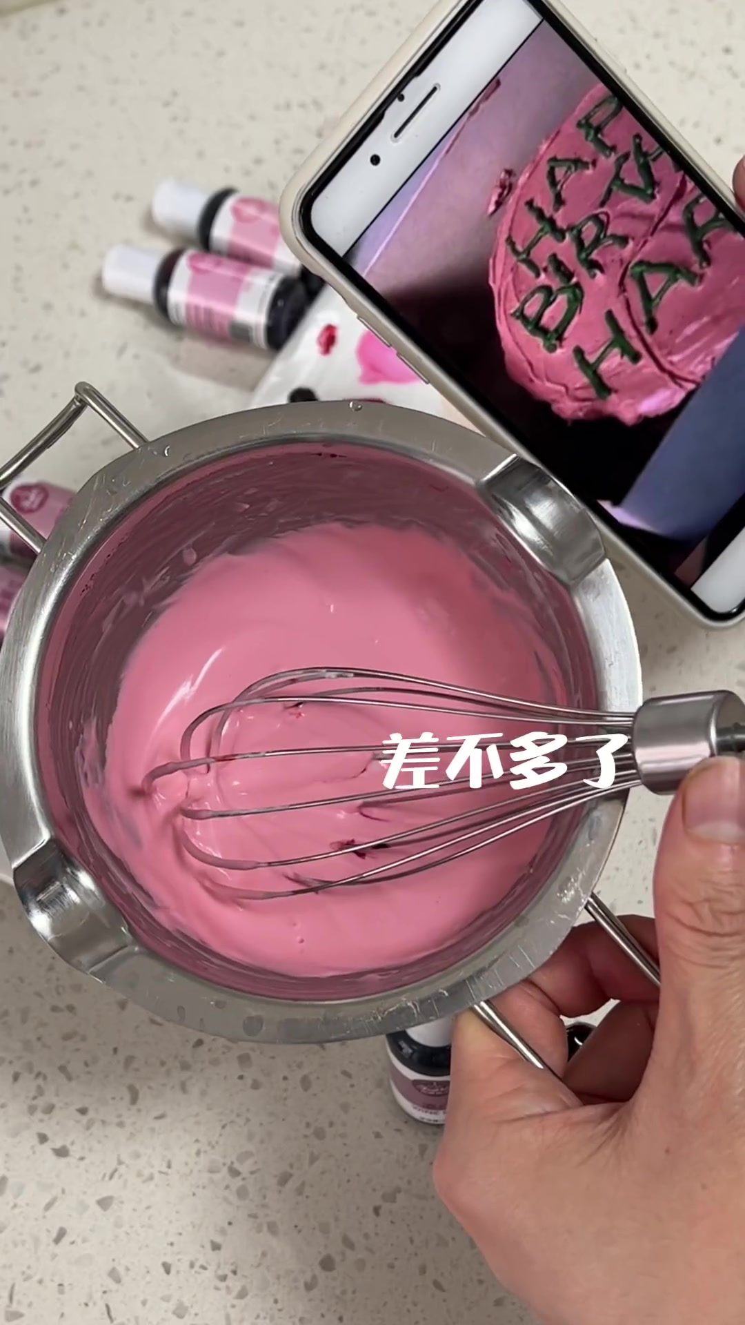 海格做哈利波特的蛋糕。海格坐哈利波特的蛋糕