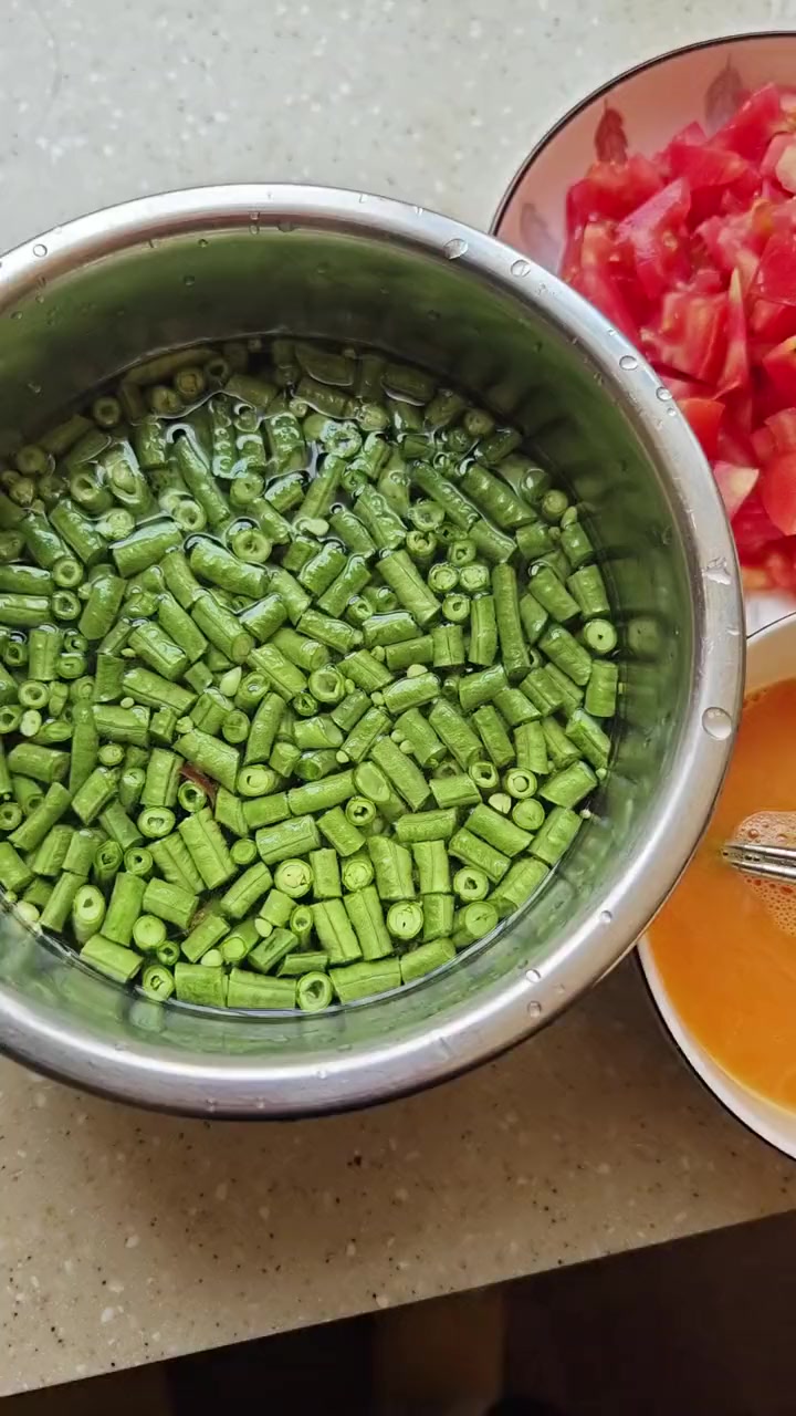 夏天我们喜欢吃“捞面条”,做法简单还很利口,我吃了一大海碗!