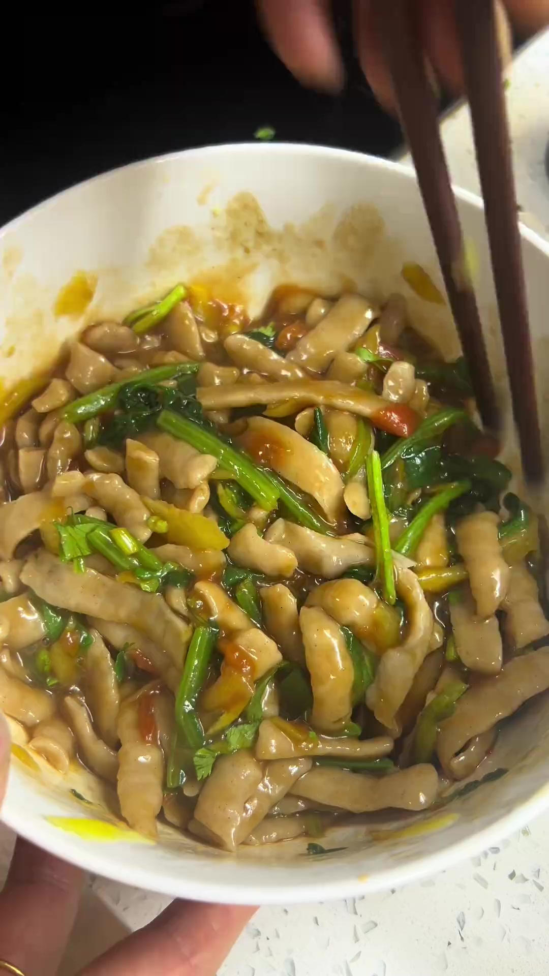 今天的擦尖我放了面粉,高粱面,莜面,你们家吃放几种面呢?