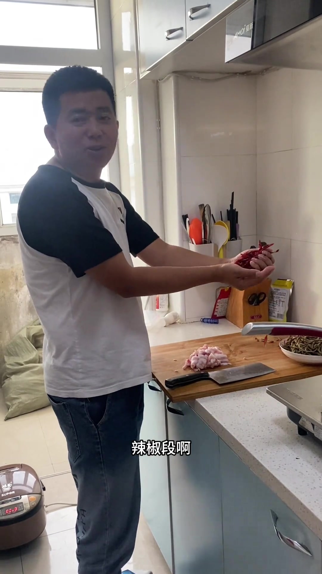 给媳妇和孩子炒点微菜!孩子很喜欢吃