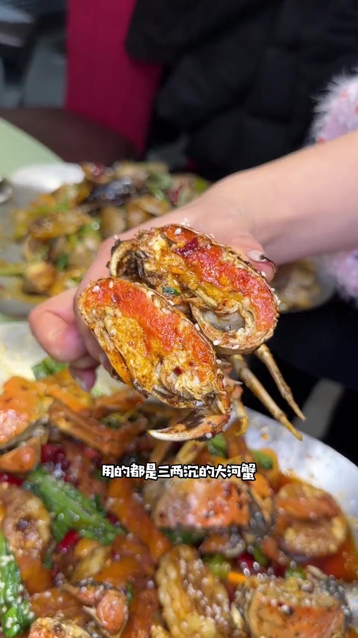 过年过节家庭聚会朋友聚餐,整这么一桌子香辣虾火锅