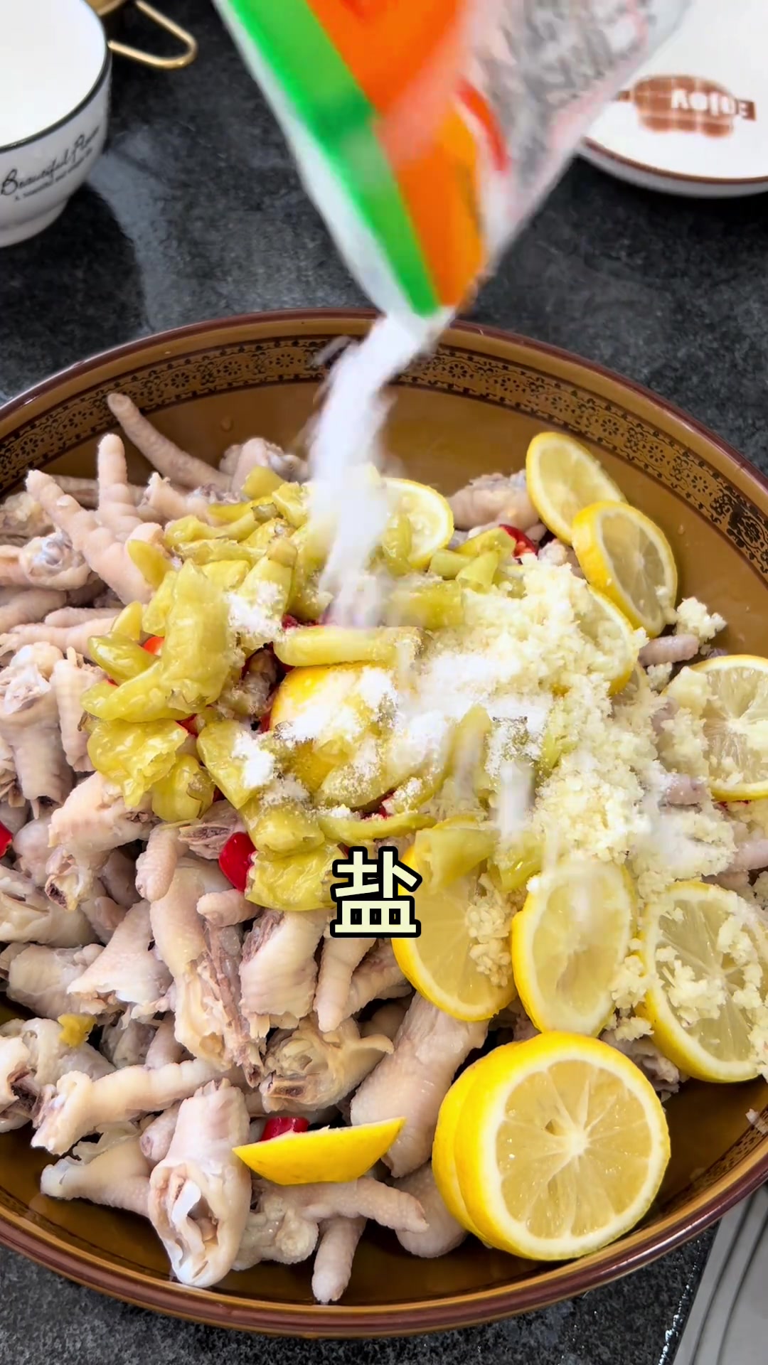 姐妹们,快来做柠檬泡椒鸡爪啦。酸辣可口又开胃,做法简单