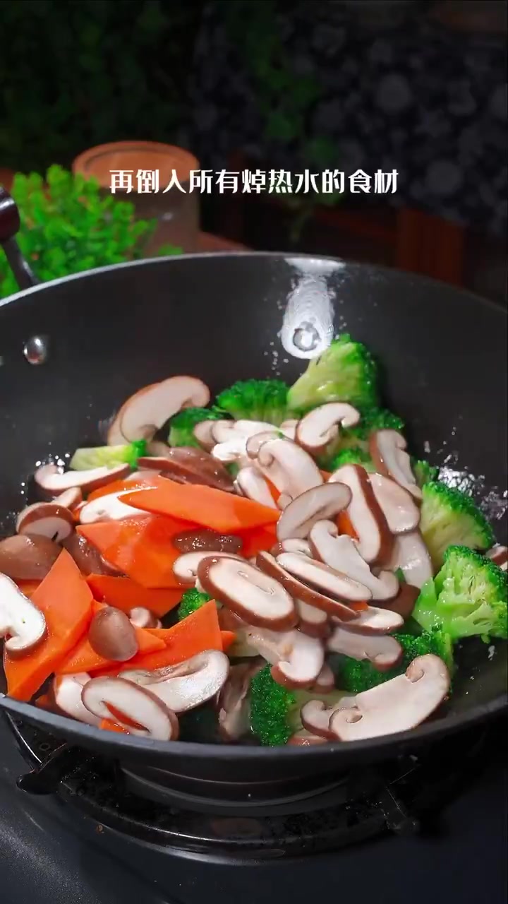 这样做的素菜西兰花炒香菇,营养丰富清淡适口,好吃又下饭
