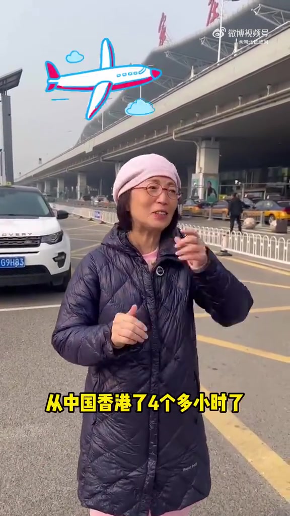 11月10日,河北石家庄。香港女演员(石榴姐)从香港飞4个小时到石家庄吃板面,坦言来石家庄