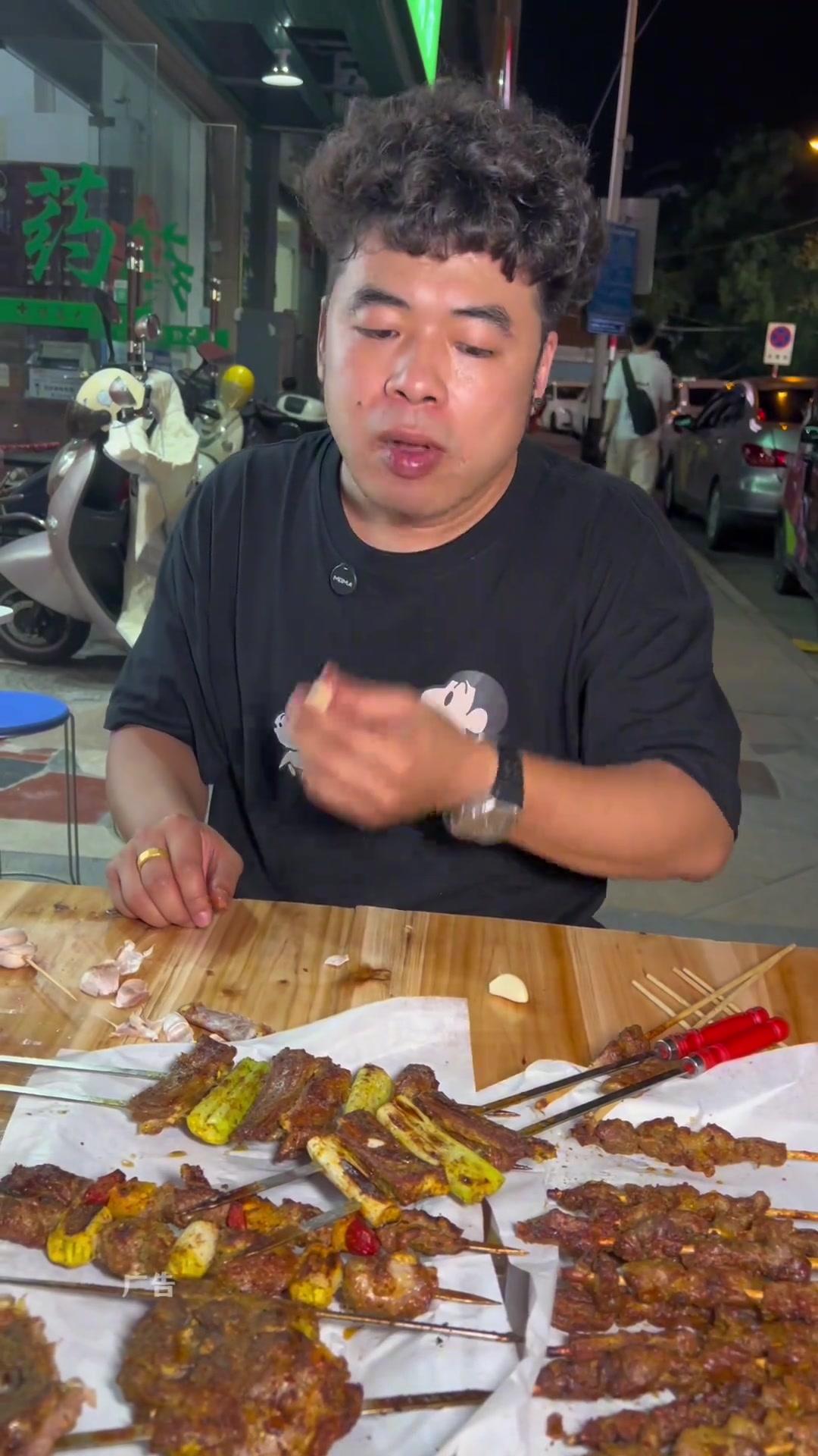 大口吃肉,草原的味道可以新疆大串的羊肉串太香了