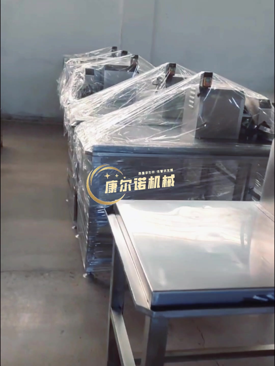 剁椒鱼头切割机 泡椒鱼头劈半机 胖鱼头劈开设备 鳙鱼头切开机