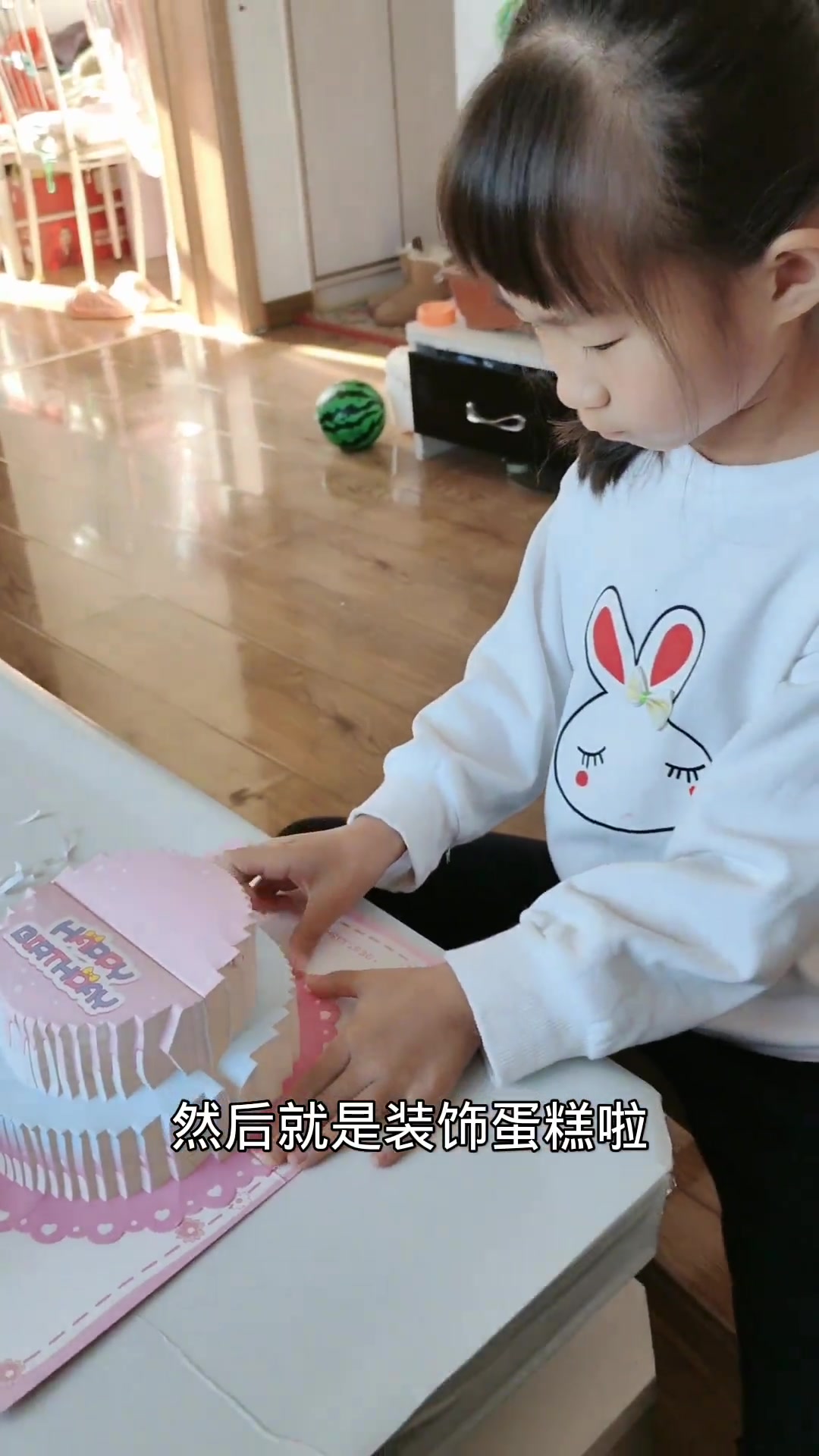 姐弟俩做的立体蛋糕谁的好看
