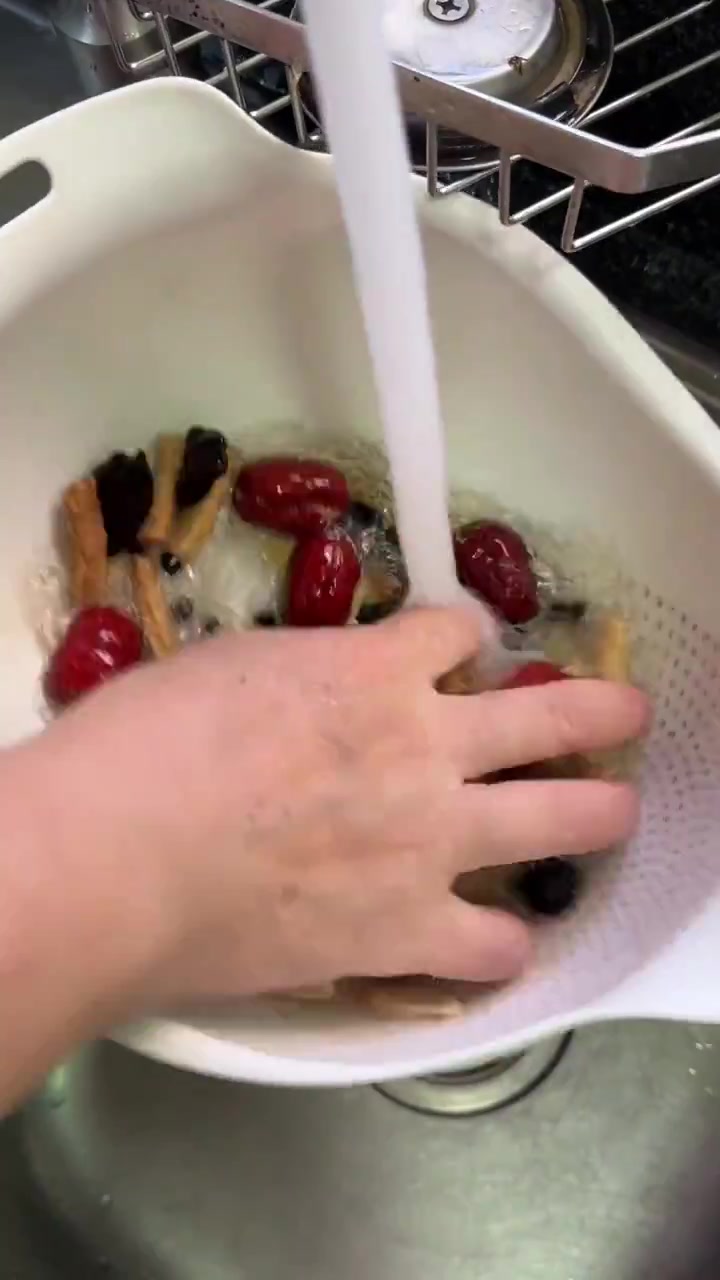 姨姨来探访,给女儿熬一个乌脚鸡汤～秋季接近冬天