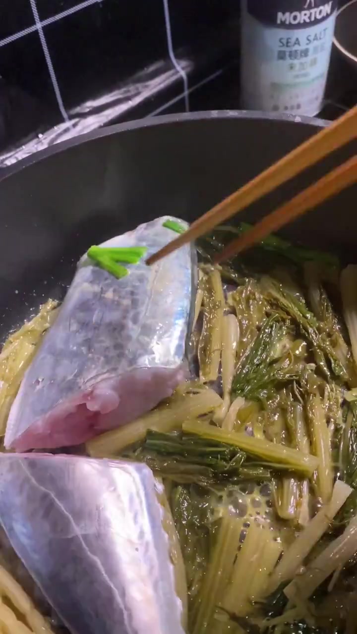 扁跳鱼比马鲛鱼扁,口感类似于川乌,很嫩,一点也不柴