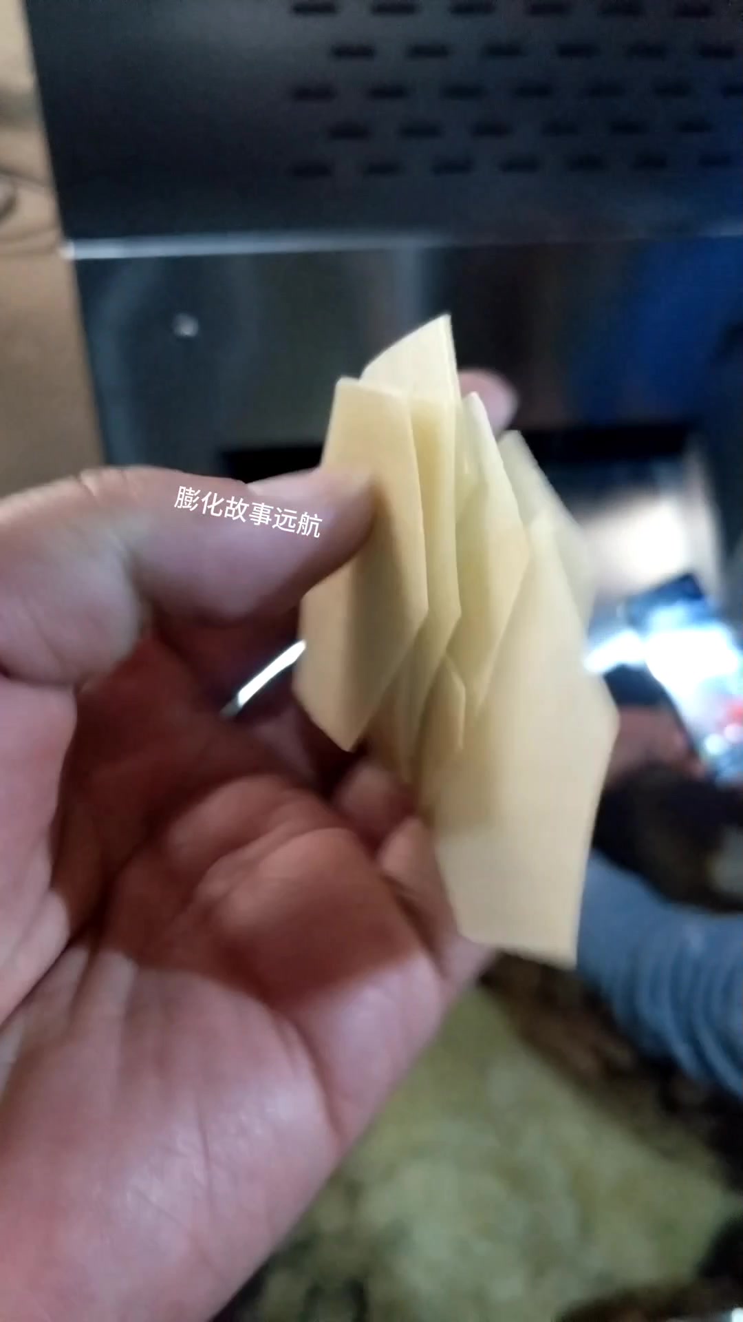 休闲二次油炸膨化零食加工机器设备 单螺杆虾片锅巴生产机器试机