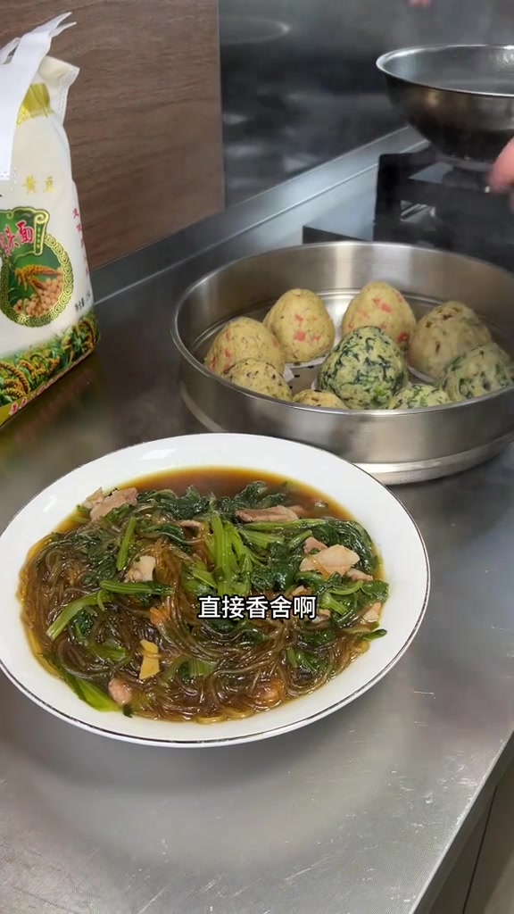 做菜窝窝需要放点盐,视频中忘了说