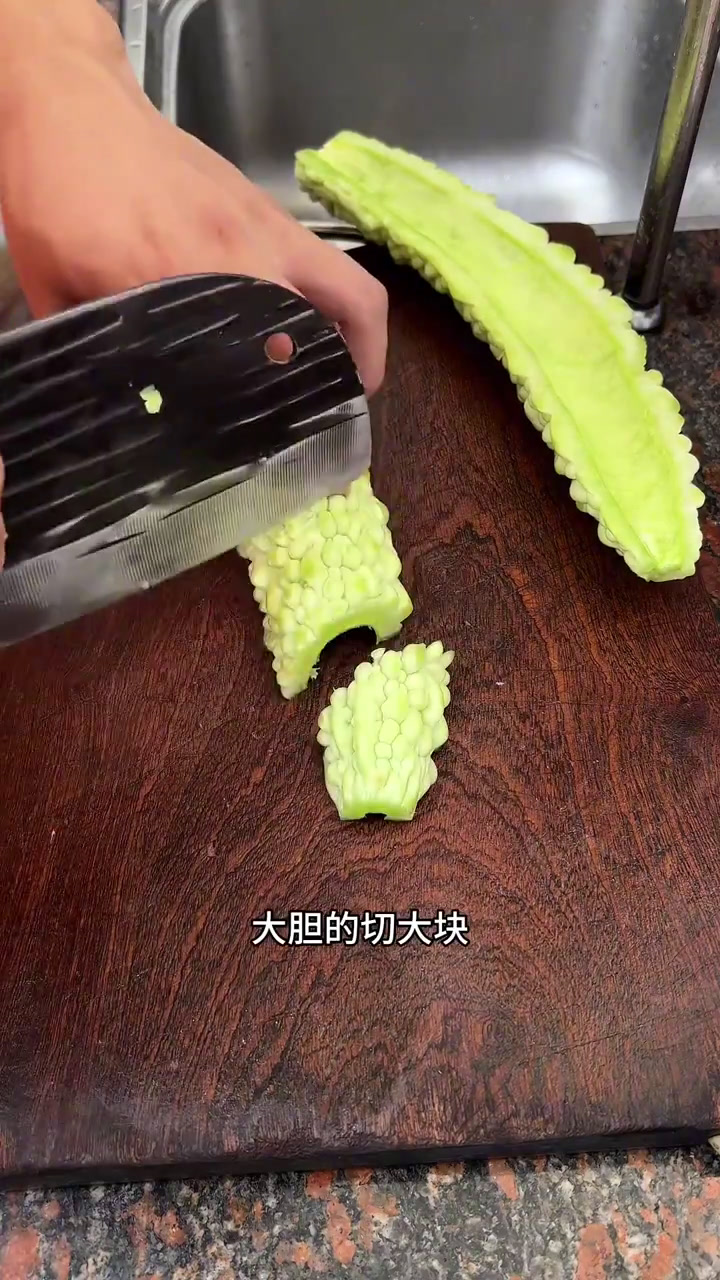 软烂入味,真的好吃到停下来,咸菜苦瓜煲,做法也简单