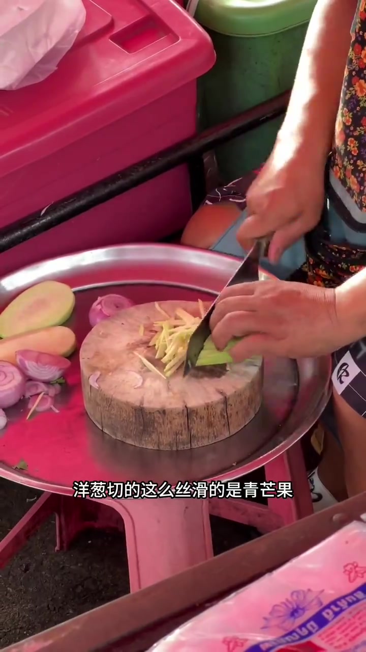 泰国夜市小吃-凉拌生螃蟹