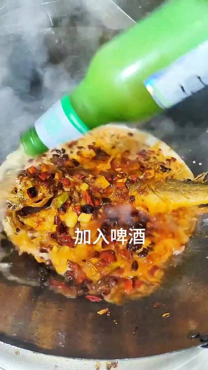给您分享黄花鱼最好吃的做法,鱼肉干香,微辣酸甜