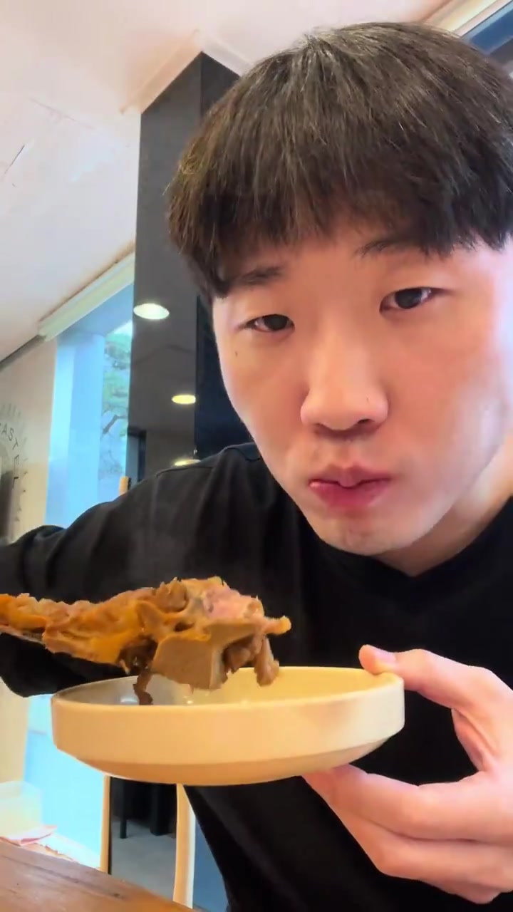 在韩国下雨天就喜欢吃脊骨汤,有汤有肉有蔬菜