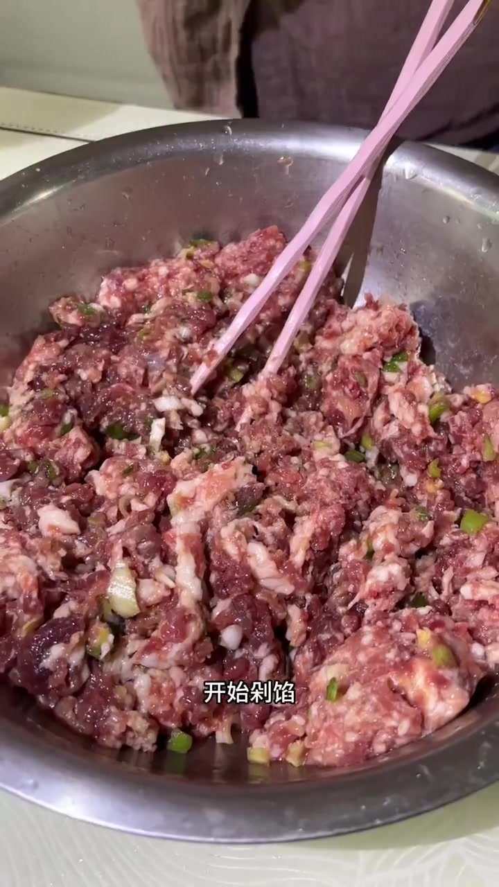 过节必须吃饺子 在我们东北过啥节必须吃饺子,寓意是越吃越有