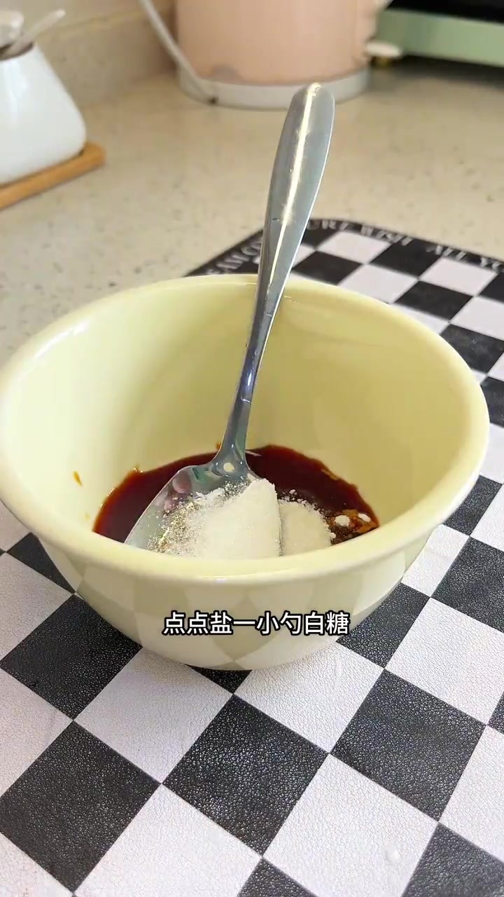 一份木须肉盖饭,小朋友吃了满满一碗饭