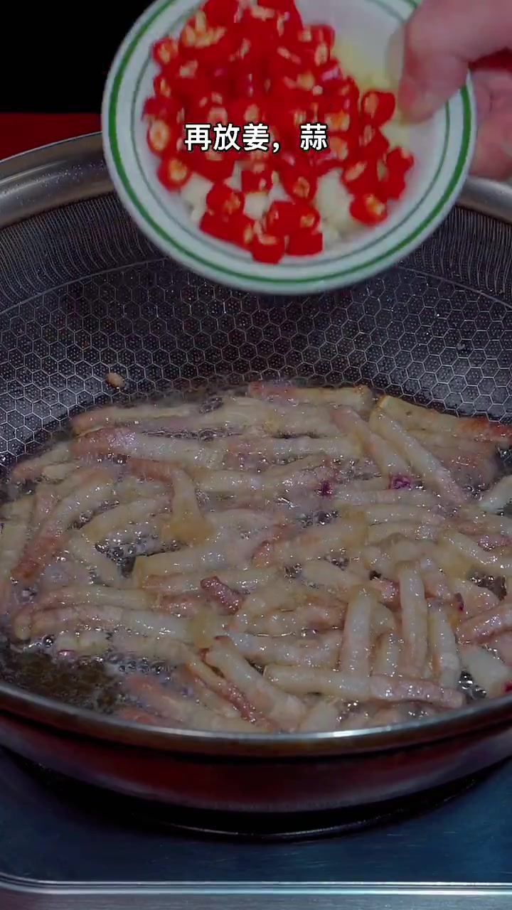 家常小炒菜豆角莲藕炒肉,莲藕这样做太香太下饭了!