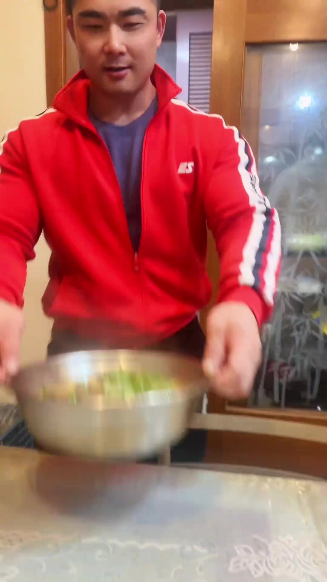 今晚做一道牛腩炖土豆和爆炒藕菜,事老婆儿子的最爱