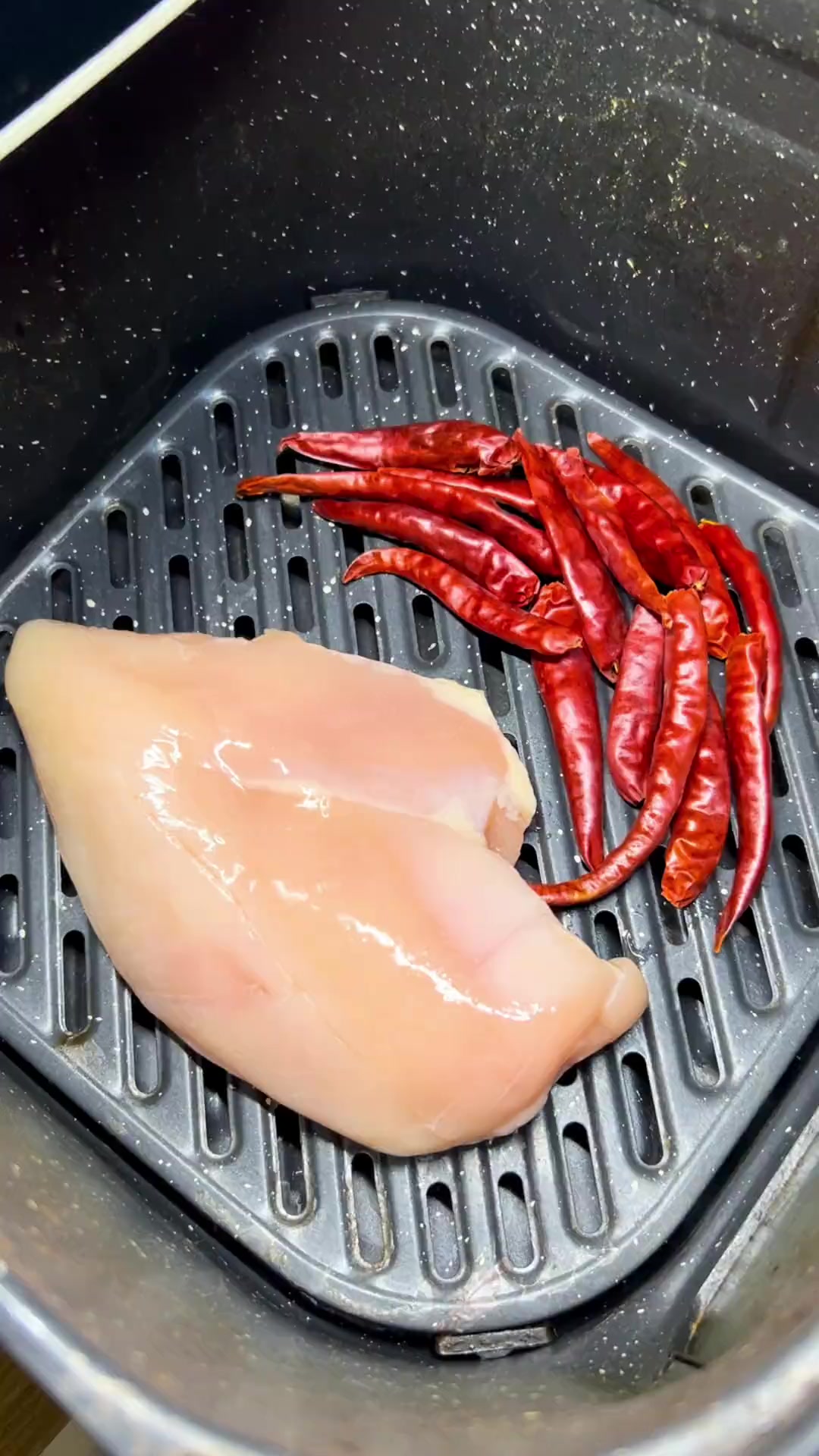 又多了一款追剧小零食 空气炸锅麻辣鸡丝,香香辣辣有嚼劲,烤的