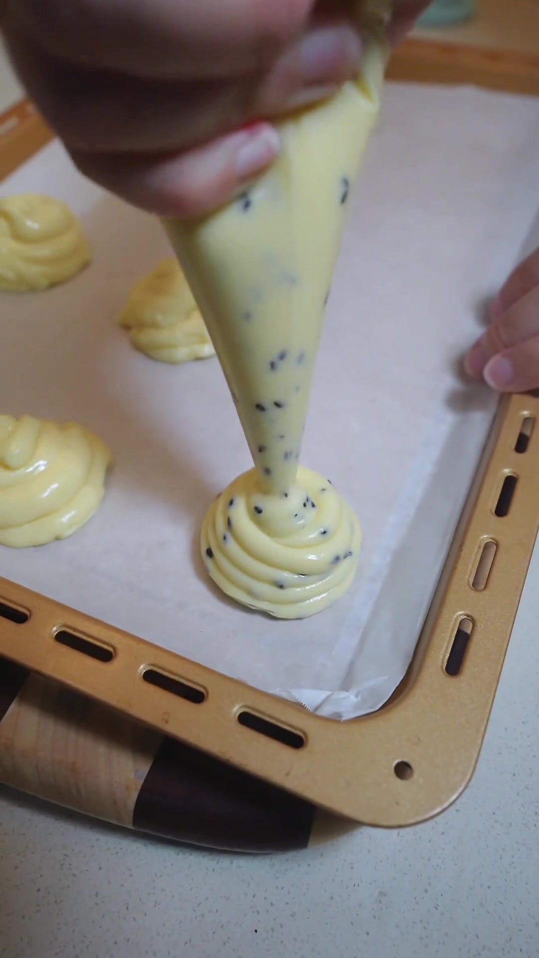 不需要买麻薯预拌粉也能做出空心的恐龙蛋麻薯啦,外脆内软