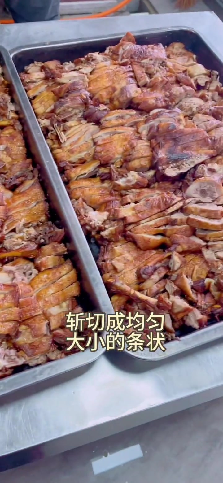 食堂鸭腿最受欢迎的做法《脆皮酱汁鸭》,先焯水后卤制
