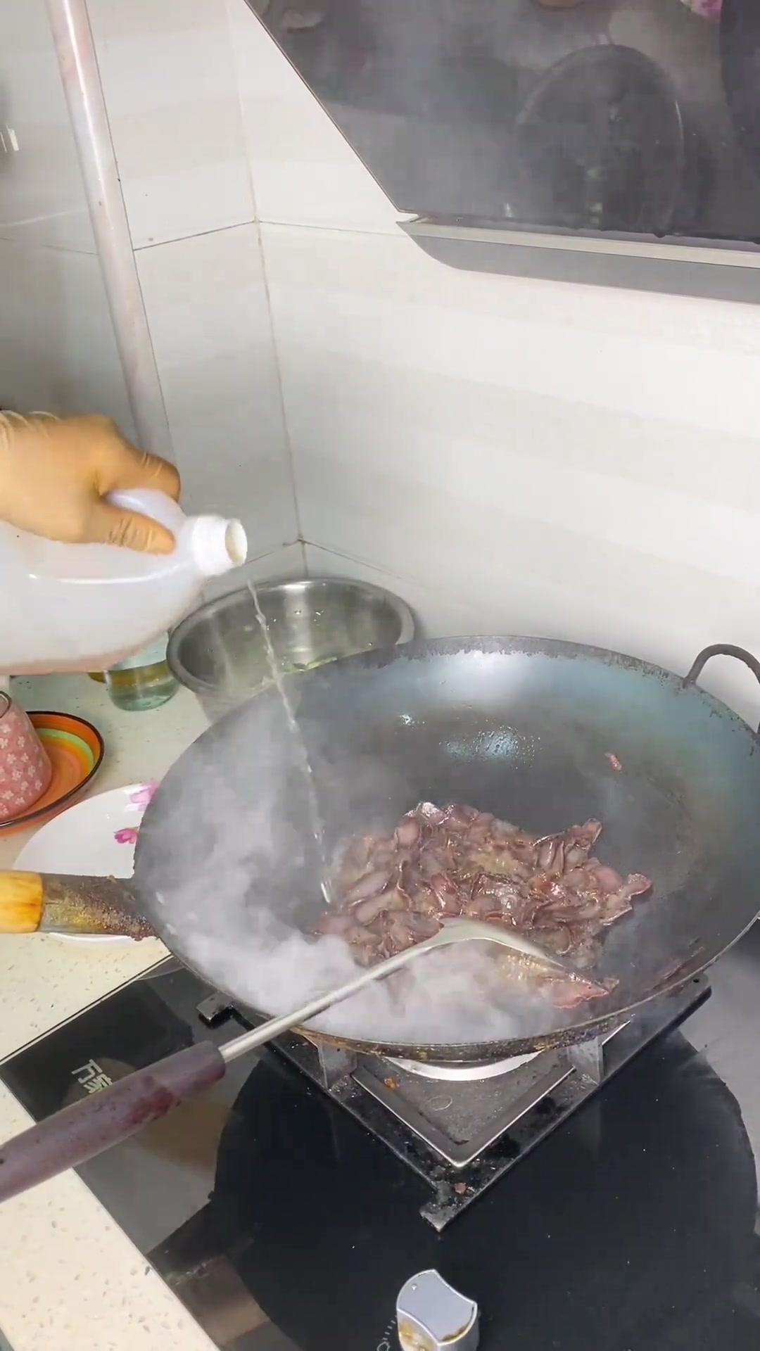 农家黄牛吃草的牛肉干