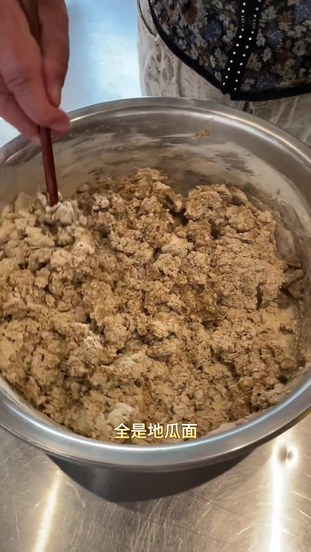 今天包个青岛人青岛人都爱吃的槐花蛤蜊肉包子