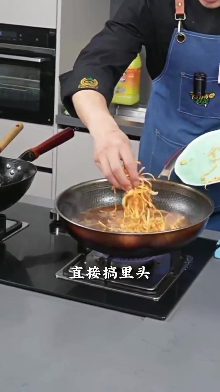 年夜饭的餐桌上来一道当归虫草烧牛腩,吃起来不腥不柴