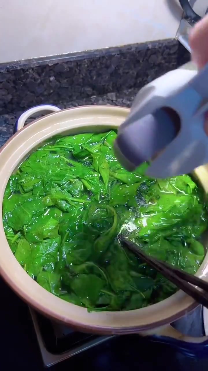 家常菜枸杞菜猪肉汤,枸杞叶煮肉片清肝明目的枸杞菜汤做法