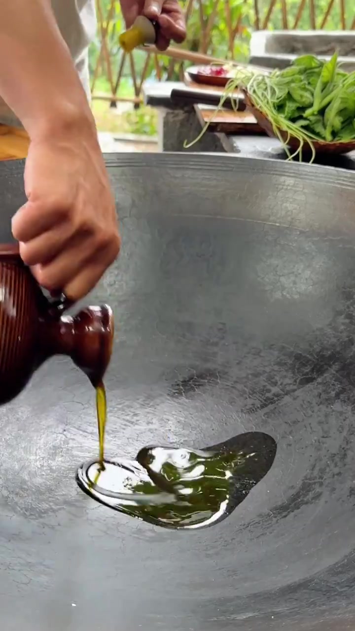 又到了吃南瓜尖儿的季节了,清炒个南瓜尖儿