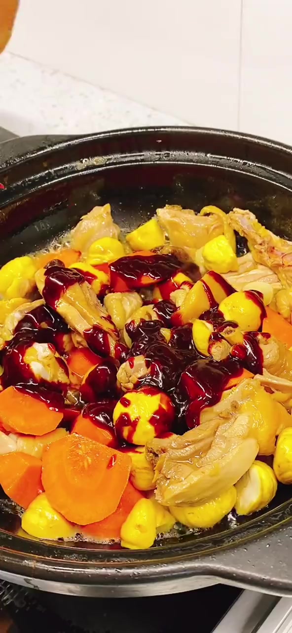 这样做的板栗焖鸡应该没人不爱吧,鸡肉滑嫩入味,巨巨巨好吃