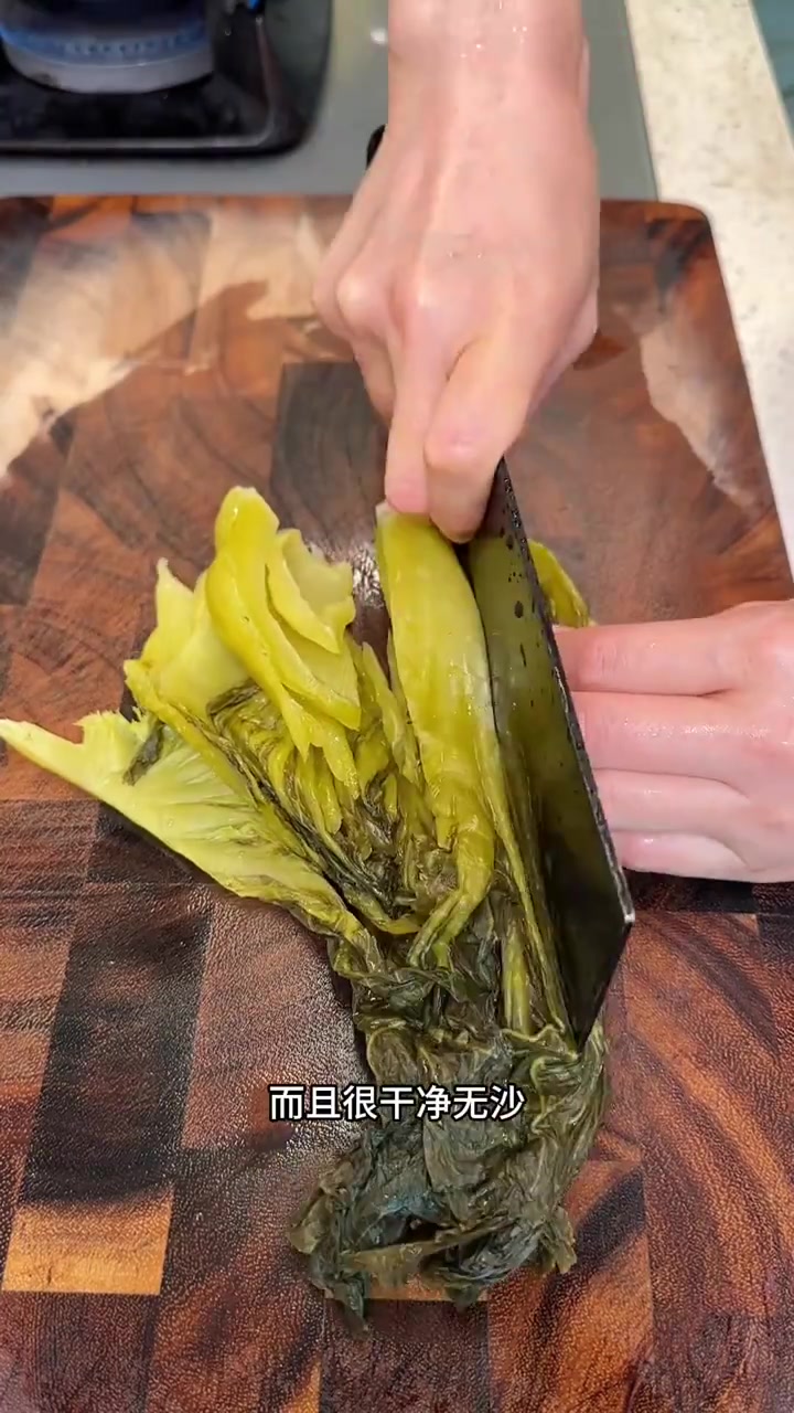 青椒酸菜炒牛肉,听菜名我都在咽口水,爽脆可口太开胃了!