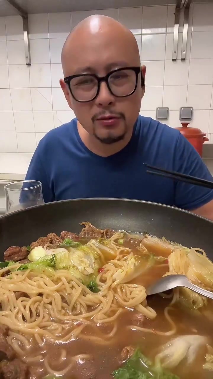 这样也算是两菜一汤一个主食了:牛肉,生菜,面条!