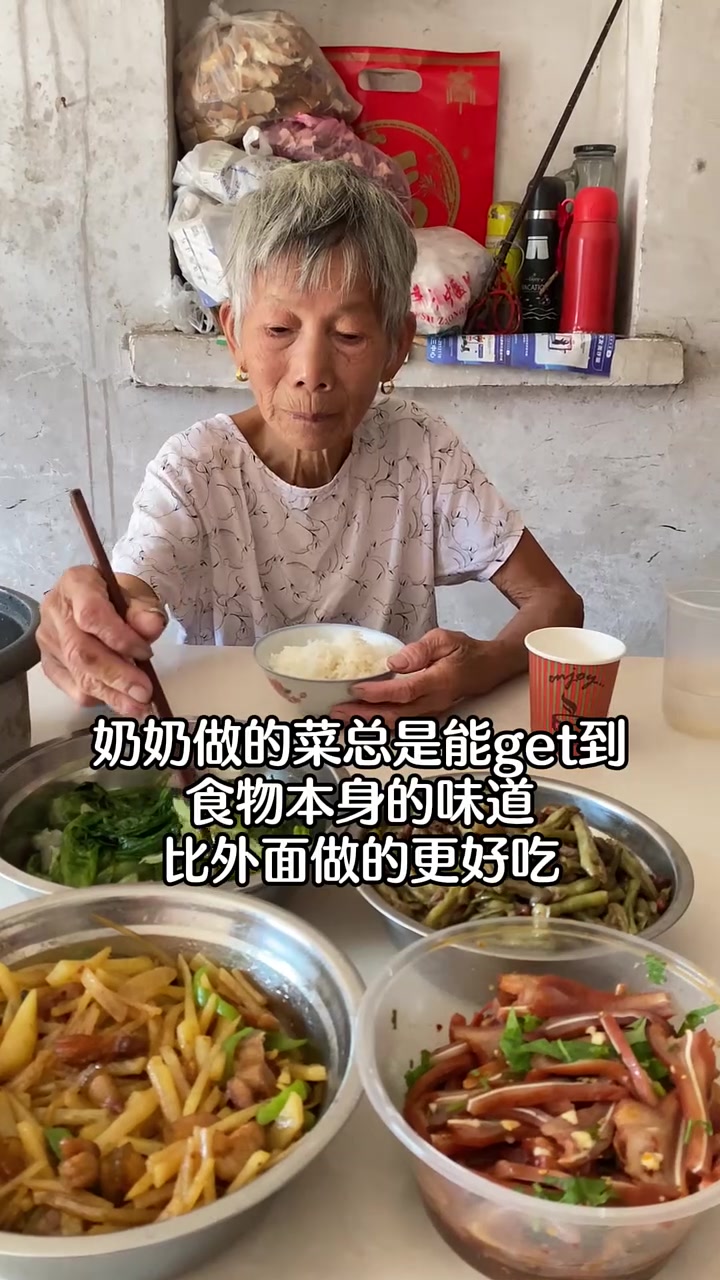 奶奶的厨房有着永远吃不腻的味道!还是跟小时候一样的味道,却是长大后最怀念的。奶奶做的柴火灶