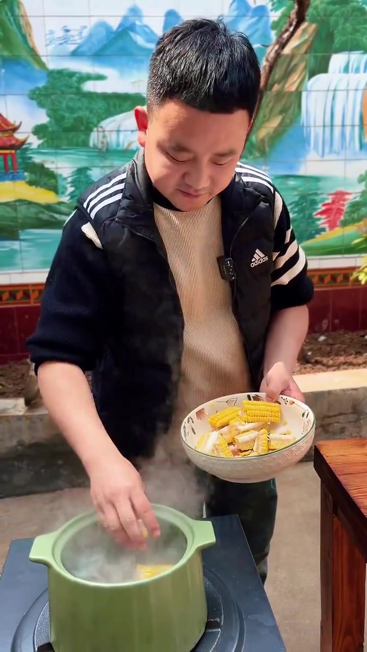 汤鲜肉嫩的家常版清炖排骨汤做法,配料只用盐就行