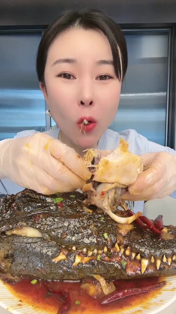 关注,鳄鱼舌头挺好吃,就是太腻人了