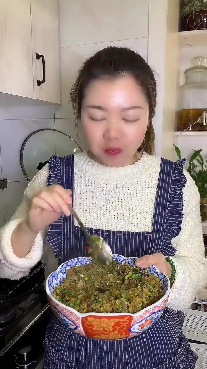今天做了表皮酥脆,皮薄馅多的雪菜肉饼