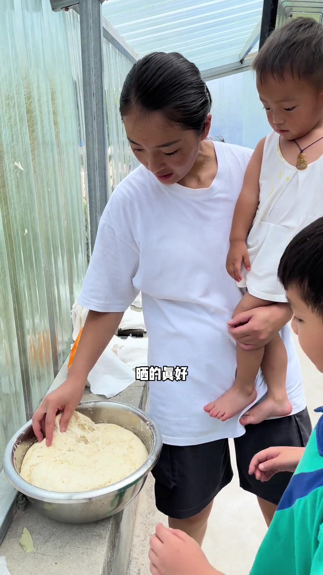 前段时间晒的“马蜂菜”可以吃了,拌了一个素馅 包了发面的大包子