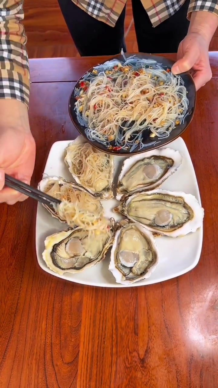 海蛎子大家怎么吃?今天我做的蒜蓉粉丝海蛎子,鲜香味美太好吃了