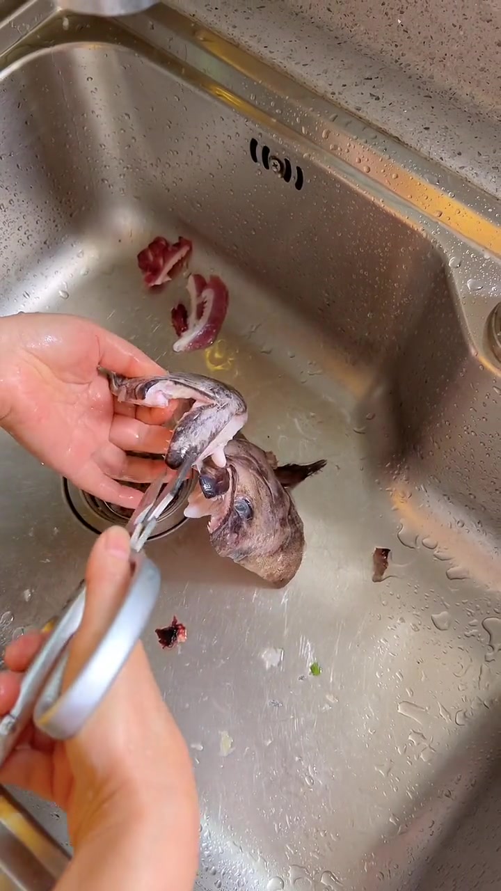 葱油鸦片鱼头,肉质鲜嫩,全家人都非常喜欢的一道菜
