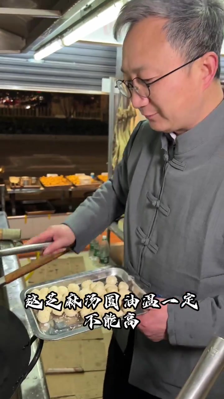 经典传统菜:拨丝汤圆。年夜饭必上菜,寓意团团圆圆