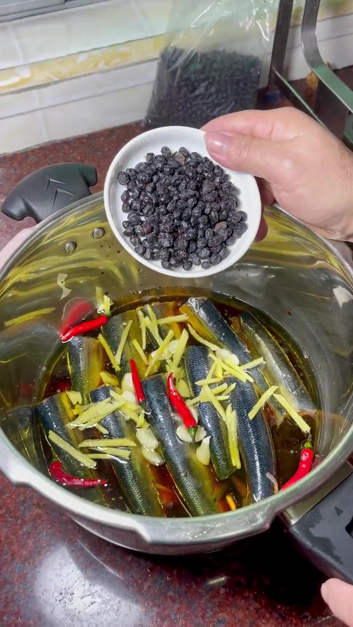 豆豉秋刀鱼,这样做鱼骨都能吃,太香了