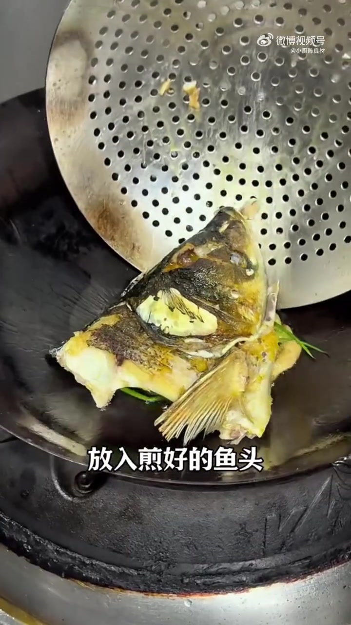 炖鱼头豆腐汤,讲究“3放6不放”,教你正确做法,奶白无腥味,补钙又营养,老人孩子都爱喝