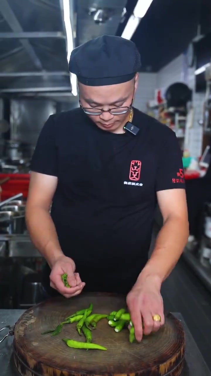 十道鲈鱼的做法!今天为大家分享第一道「青椒焖鲈鱼」